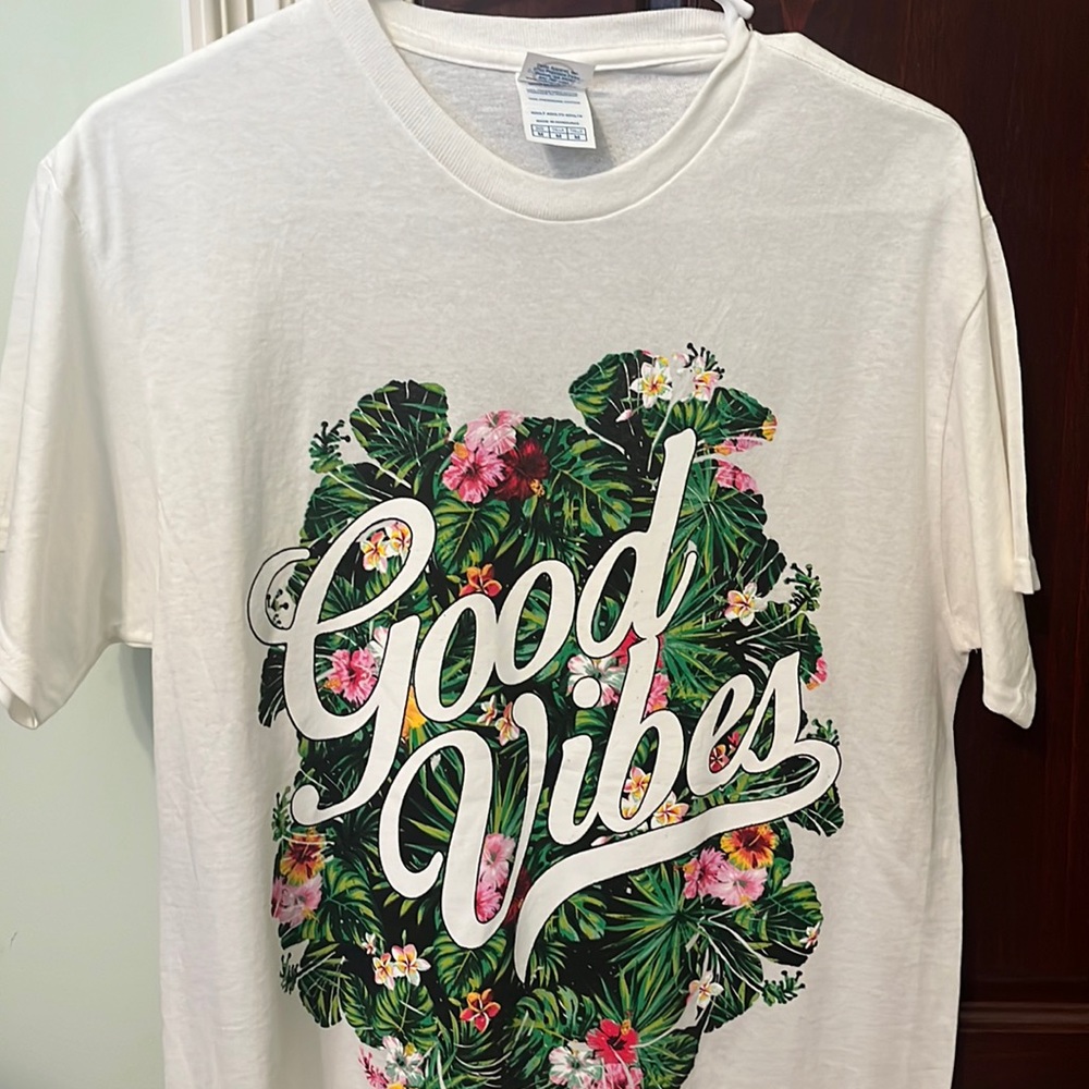Good vibes white short sleeve t shirt size M